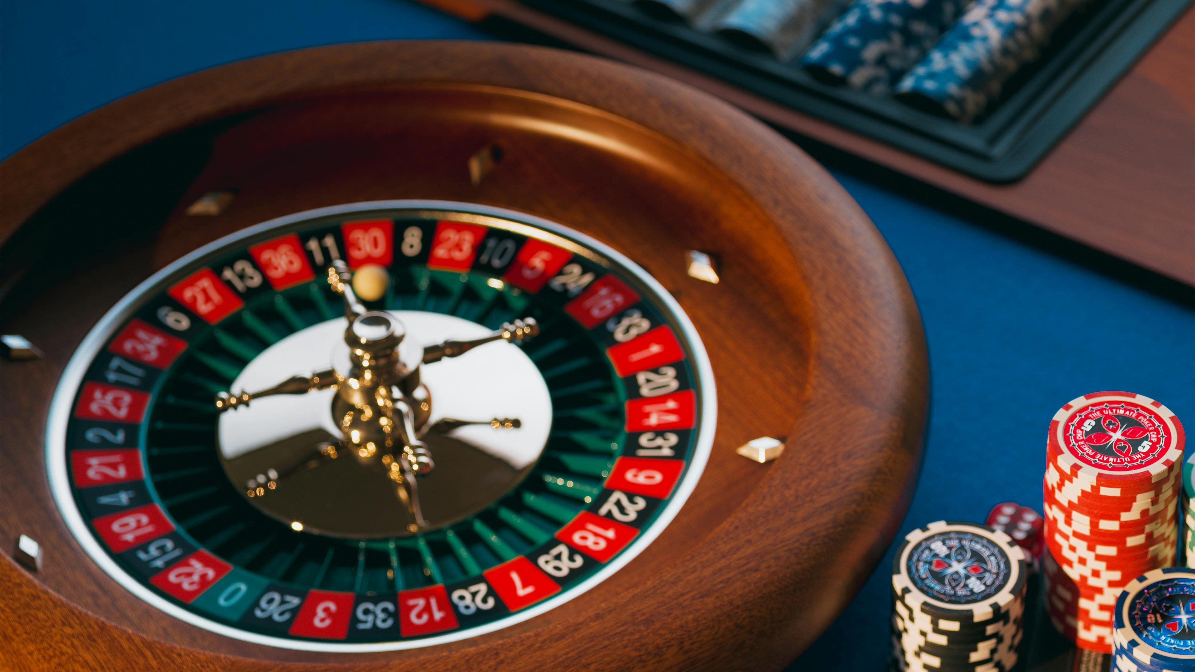 rollem88 live casino dealer table streamed for Filipino players onmobile